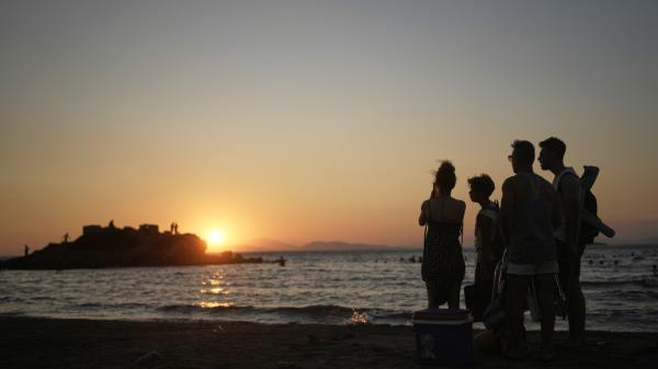 预算有限的海滩游：希腊人选择一日游，经典景点价格过高