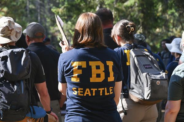 联邦调查局在华盛顿森林搜捕杀害三女嫌犯特拉维斯·德克尔的踪迹
