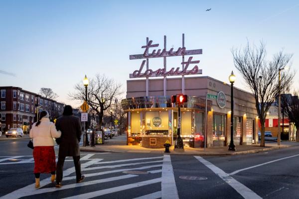 【波士顿新地标】Blank Street Coffee强势入驻奥斯顿，传奇老店Twin Donuts谢幕！咖啡控必打卡的网红新据点