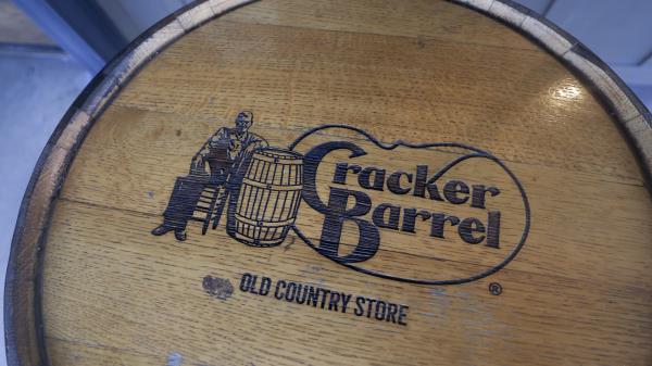 Cracker Barrel股价上涨 因餐厅连锁放弃争议新标识