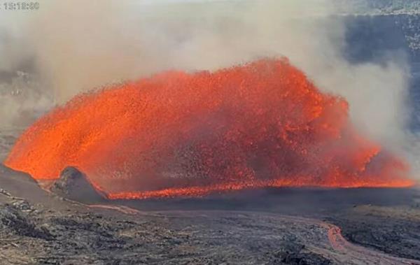 第31次喷发开始，基拉韦厄火山顶岩浆喷涌
