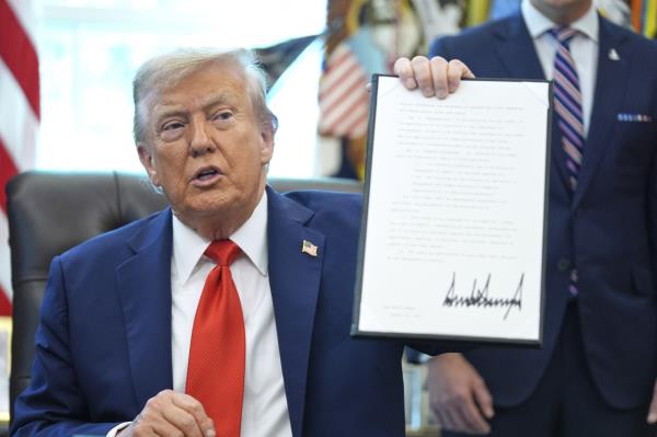 特朗普下令严惩焚烧和亵渎美国国旗行为，引发言论自由担忧