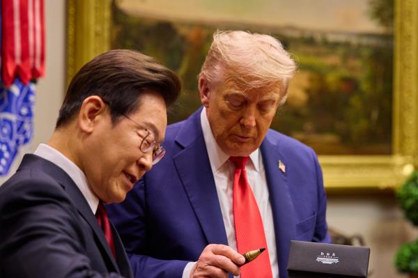 外媒聚焦李在峰会上对特朗普的奉承之举