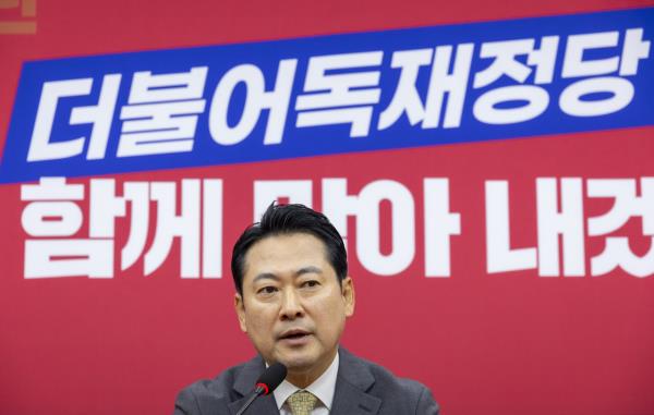 强硬派执掌人民党，誓言推翻李明博政府