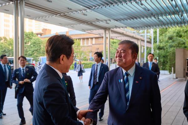 朝鲜抨击李明博与石破茂会晤意在讨好美国