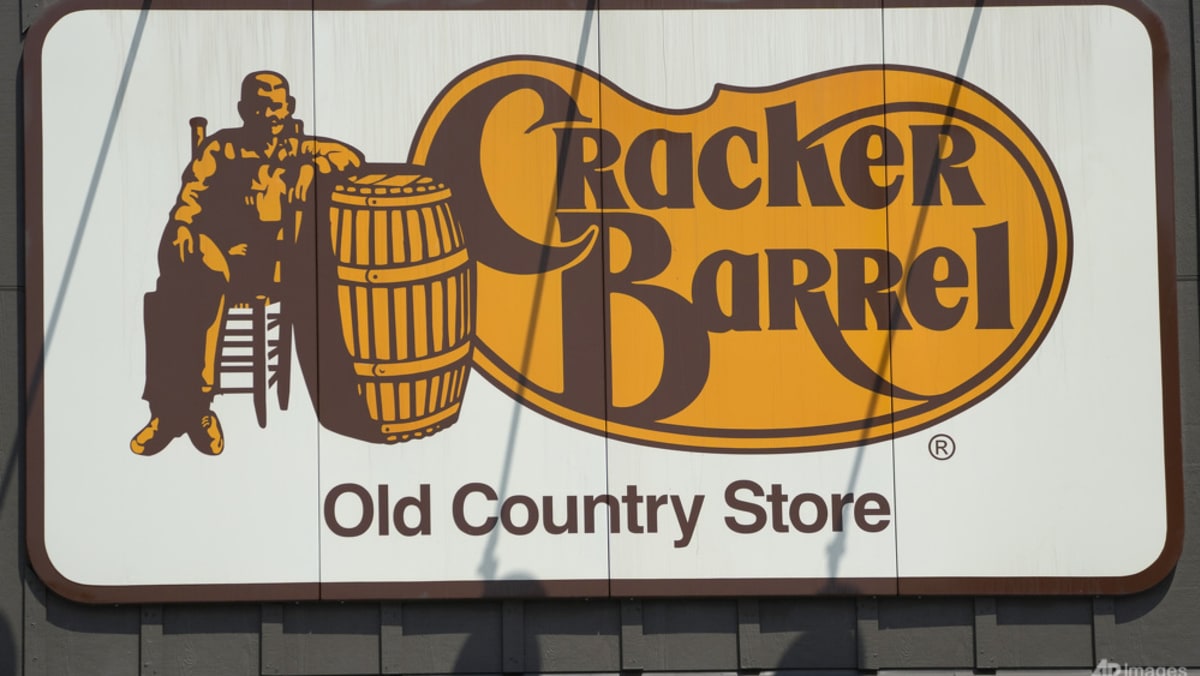 Cracker Barrel坚持沿用旧标识，因社交媒体反对声浪而维持原貌