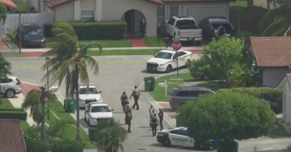 枪击事件：迈阿密-戴德县警长调查人员聚集在斯威特沃特附近住宅