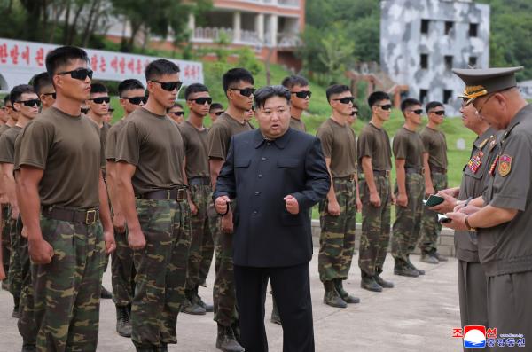 朝鲜领导人金正恩视察训练基地狙击及特种部队