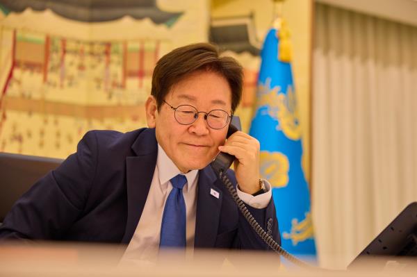 英伟达CEO黄仁勋称人工智能热潮远未结束