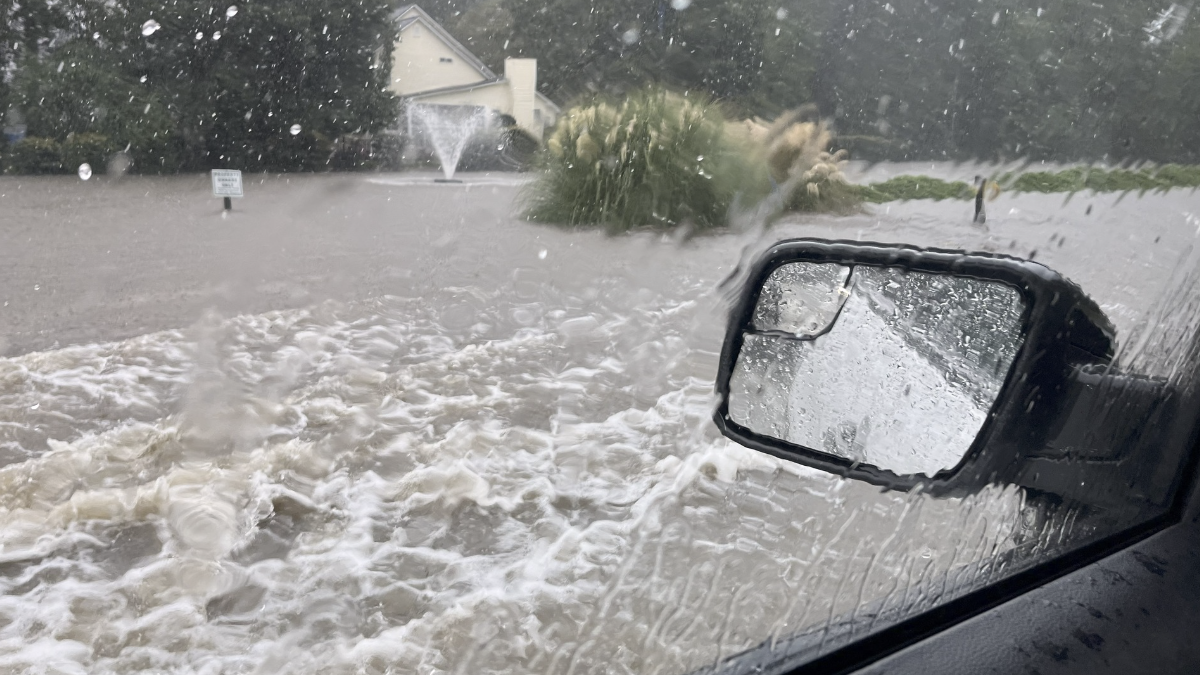 【暴雨破纪录！查尔斯顿遭遇百年一遇洪灾，冷锋停滞引发全城紧急状态】